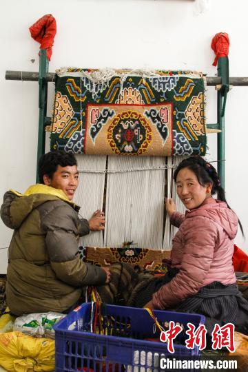 圖為1月15日，在日喀則市謝瑪氆氌農(nóng)村合作社，拉孜村一對(duì)夫婦在編織卡墊(資料圖)?！≮w朗 攝