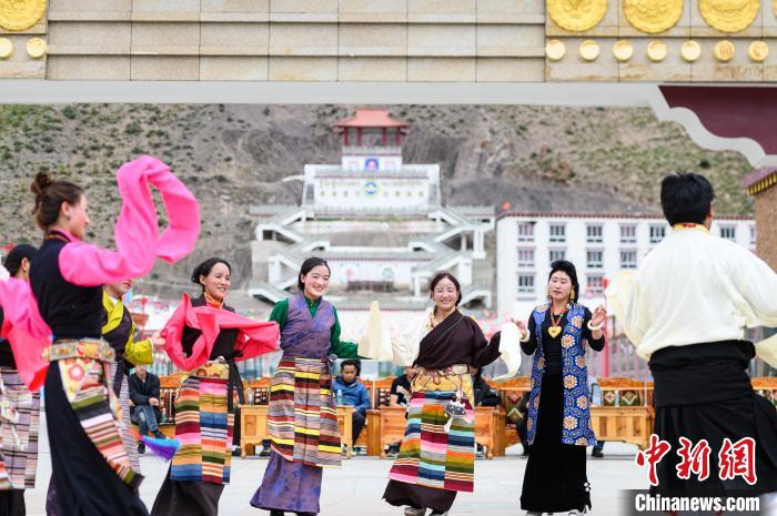 圖為西藏昌都市洛隆縣易地搬遷安置點(diǎn)阿托卡小康示范新村村民載歌載舞慶脫貧(資料圖)。　何蓬磊 攝