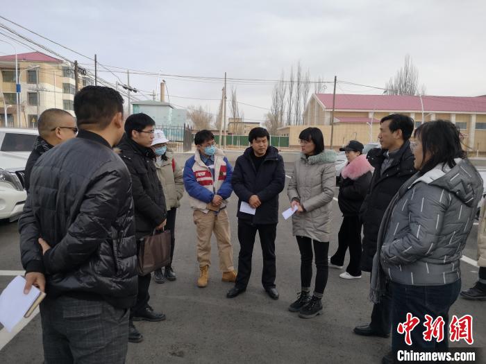 圖為青海大學(xué)工作人員正在現(xiàn)場(chǎng)考察該項(xiàng)目進(jìn)行情況?！±罱瓕?攝