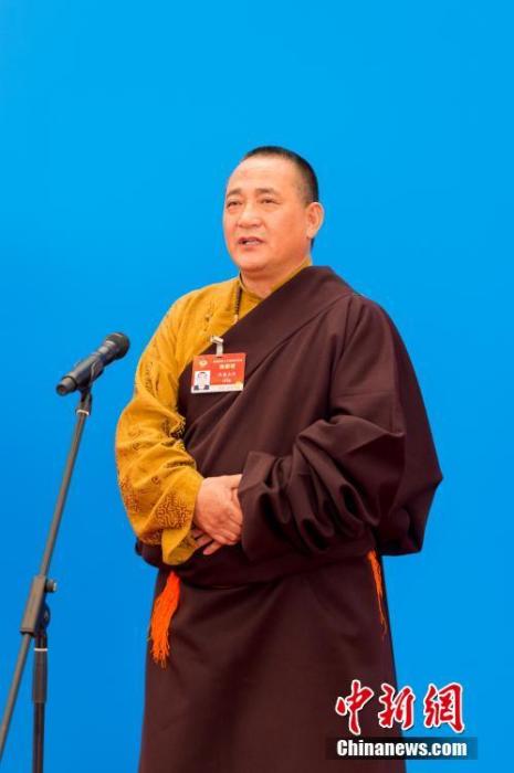 3月10日，全國政協(xié)十三屆四次會議第三場“委員通道”采訪活動在北京人民大會堂新聞發(fā)布廳舉行。圖為全國政協(xié)委員洛桑山丹通過網(wǎng)絡(luò)視頻方式接受媒體采訪。<a target='_blank' ><p  align=