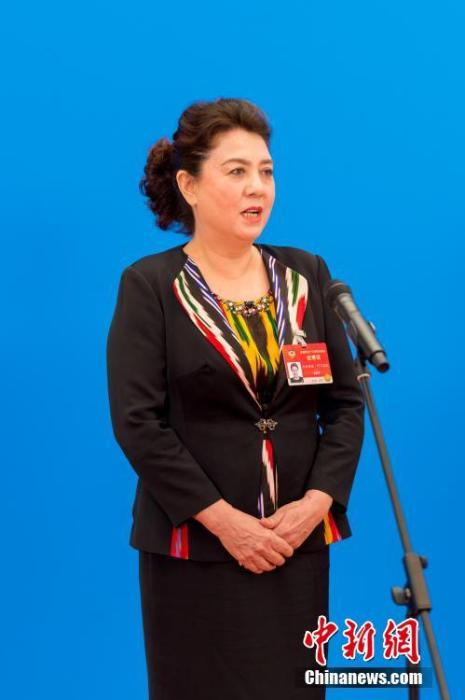 3月10日，全國政協(xié)十三屆四次會議第三場“委員通道”采訪活動在北京人民大會堂新聞發(fā)布廳舉行。圖為全國政協(xié)委員古麗帕麗·阿不都拉通過網(wǎng)絡(luò)視頻方式接受媒體采訪。<a target='_blank' ><p  align=