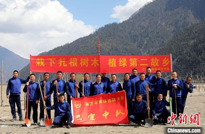 林芝市巴宜區(qū)森林消防中隊(duì)志愿服務(wù)隊(duì)合影留念。　西繞拉翁 攝