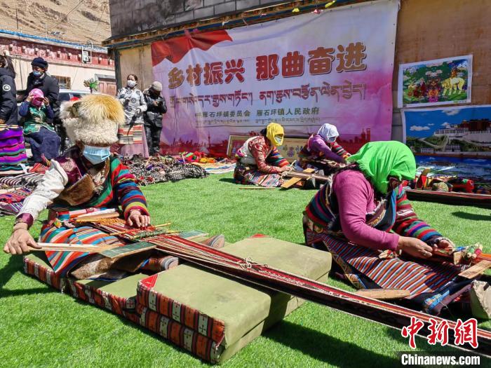 圖為2022年，安多縣雁石坪鎮(zhèn)“鄉(xiāng)村振興那曲奮進(jìn)”編織技藝比賽現(xiàn)場(chǎng)。資料圖 那曲市“鄉(xiāng)村振興 那曲奮進(jìn)”活動(dòng)辦供圖