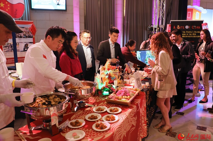 使館工作人員詳細(xì)為現(xiàn)場(chǎng)美食家和來賓講解菜品色香味特點(diǎn)、原料特色、烹制手法及其中蘊(yùn)含的中華美食文化。人民網(wǎng)記者 李志偉攝