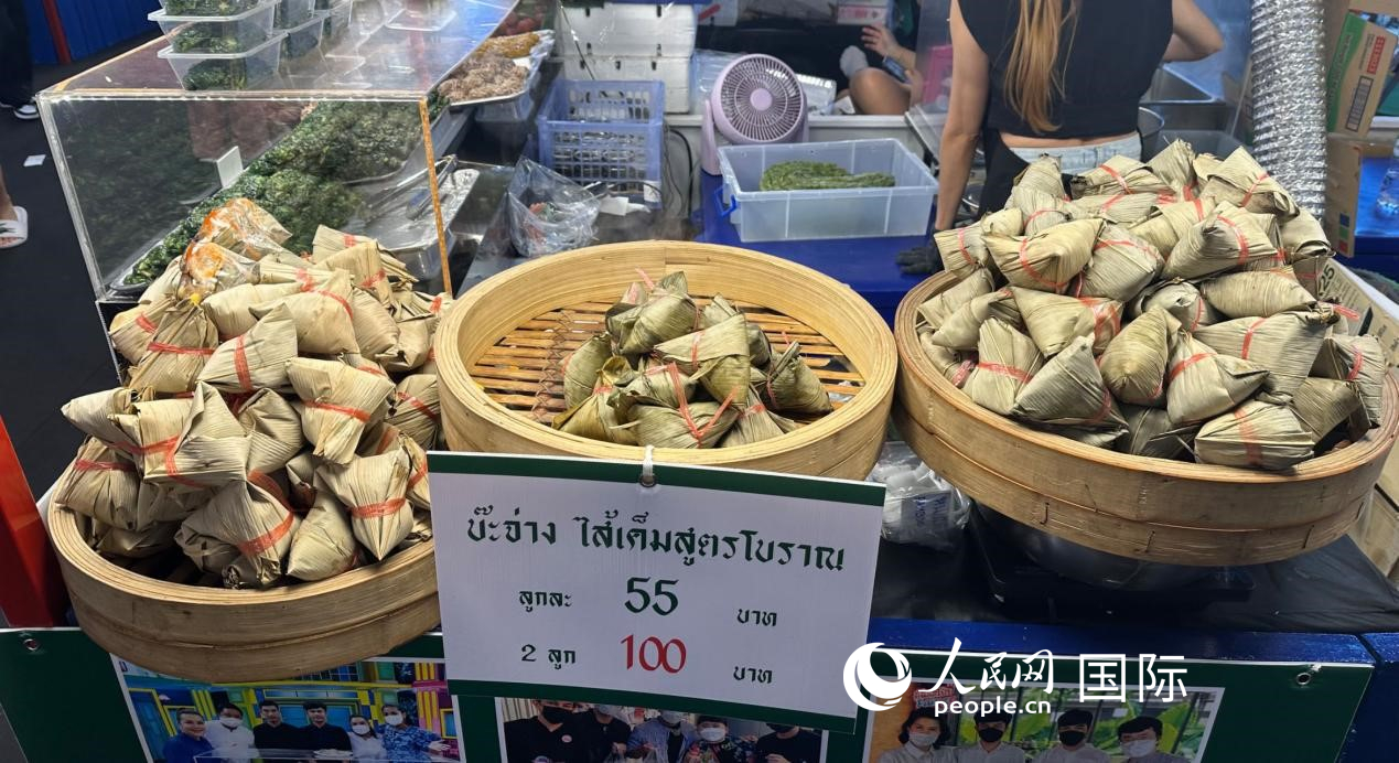 泰國(guó)街頭小吃店售賣粽子。人民網(wǎng)記者 簡(jiǎn)承淵攝