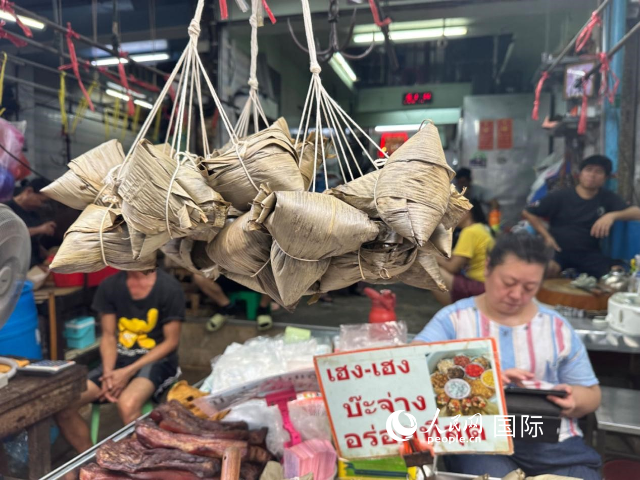 唐人街店鋪售賣的粽子。人民網(wǎng)記者 簡(jiǎn)承淵攝