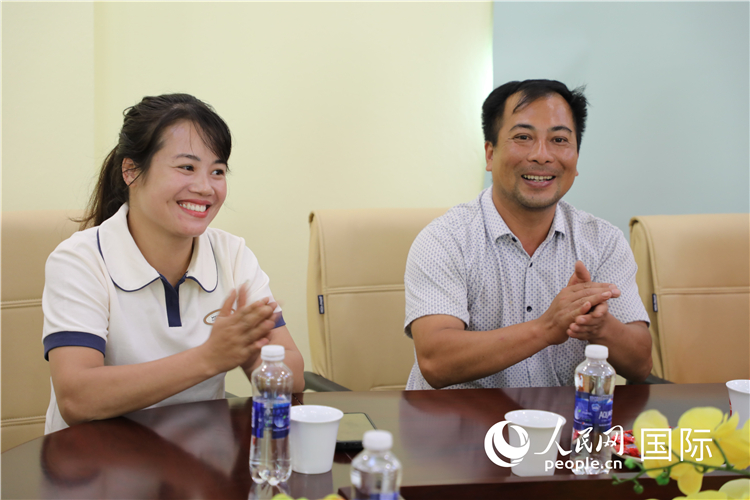 越南沙巴市黃連寄宿制民族小學(xué)老師阮氏秋姮、阮文享。人民網(wǎng)記者簡承淵攝
