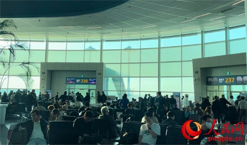 仁川機(jī)場等待登機(jī)的旅客。人民網(wǎng) 李帆攝