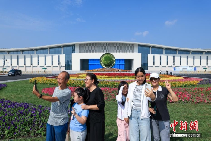 8月31日，天津，市民在2025年上海合作組織峰會主會場外自拍。當(dāng)日，2025年上海合作組織峰會在天津舉行。<a target='_blank' href='/'><p  align=