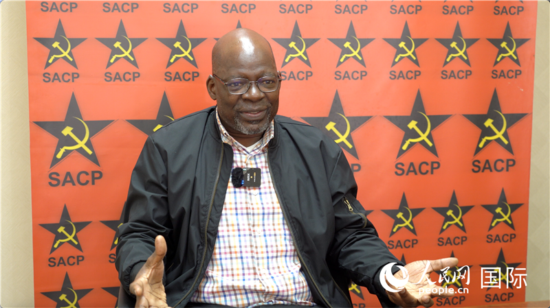 南非共產(chǎn)黨總書記索利 馬派拉接受人民網(wǎng)記者采訪。人民網(wǎng) 劉暢攝