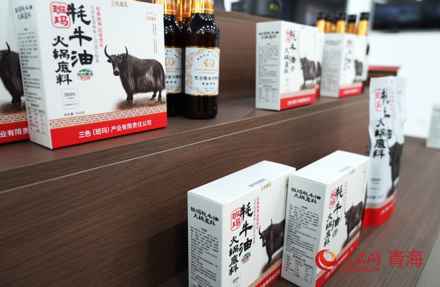 班瑪縣自行開發(fā)的牦牛油火鍋料。人民網(wǎng)記者 甘海瓊攝