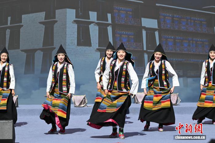 西藏“大地歡歌格?；ㄑ莩黾尽被菝裱莩鼍`放基層文化活力