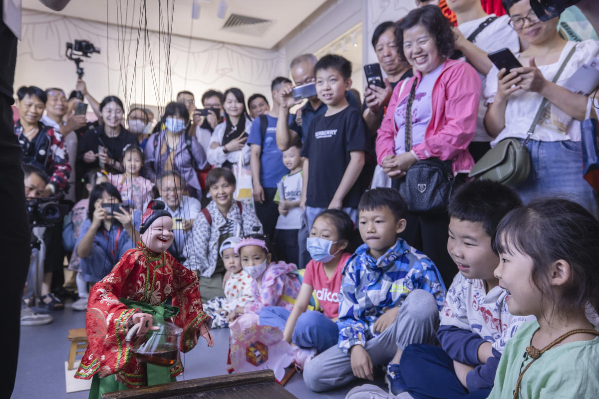 5月1日，廣州市白鵝潭大灣區(qū)藝術中心非物質(zhì)文化遺產(chǎn)館內(nèi)，精彩的梅縣提線木偶戲表演吸引了眾多游客駐足觀賞。 來源：人民圖片網(wǎng)