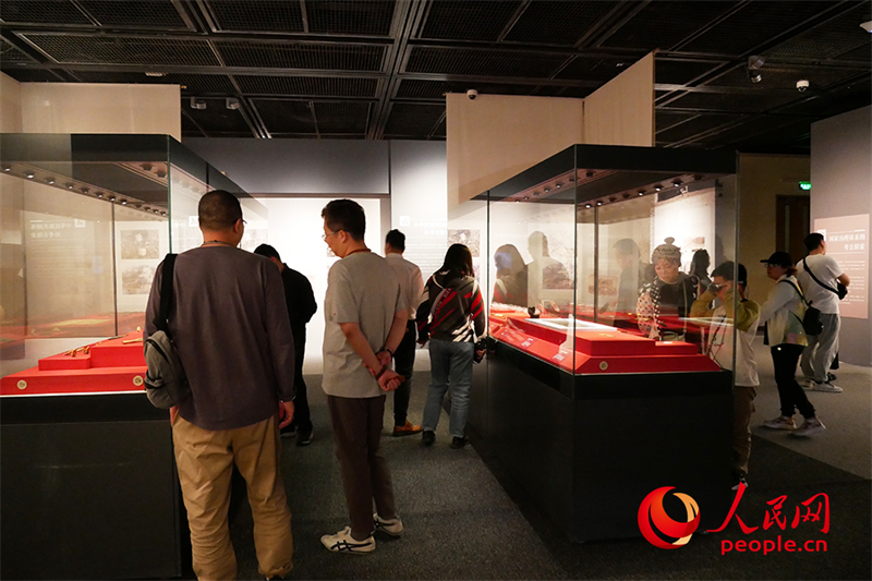 “五一”假期，游客在首都博物館參觀展覽。人民網(wǎng)記者 韋衍行攝