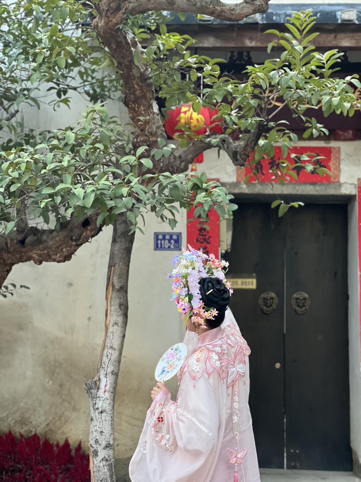 福建泉州，頭戴簪花的游客正拍照留念。人民網(wǎng) 歐陽易佳攝