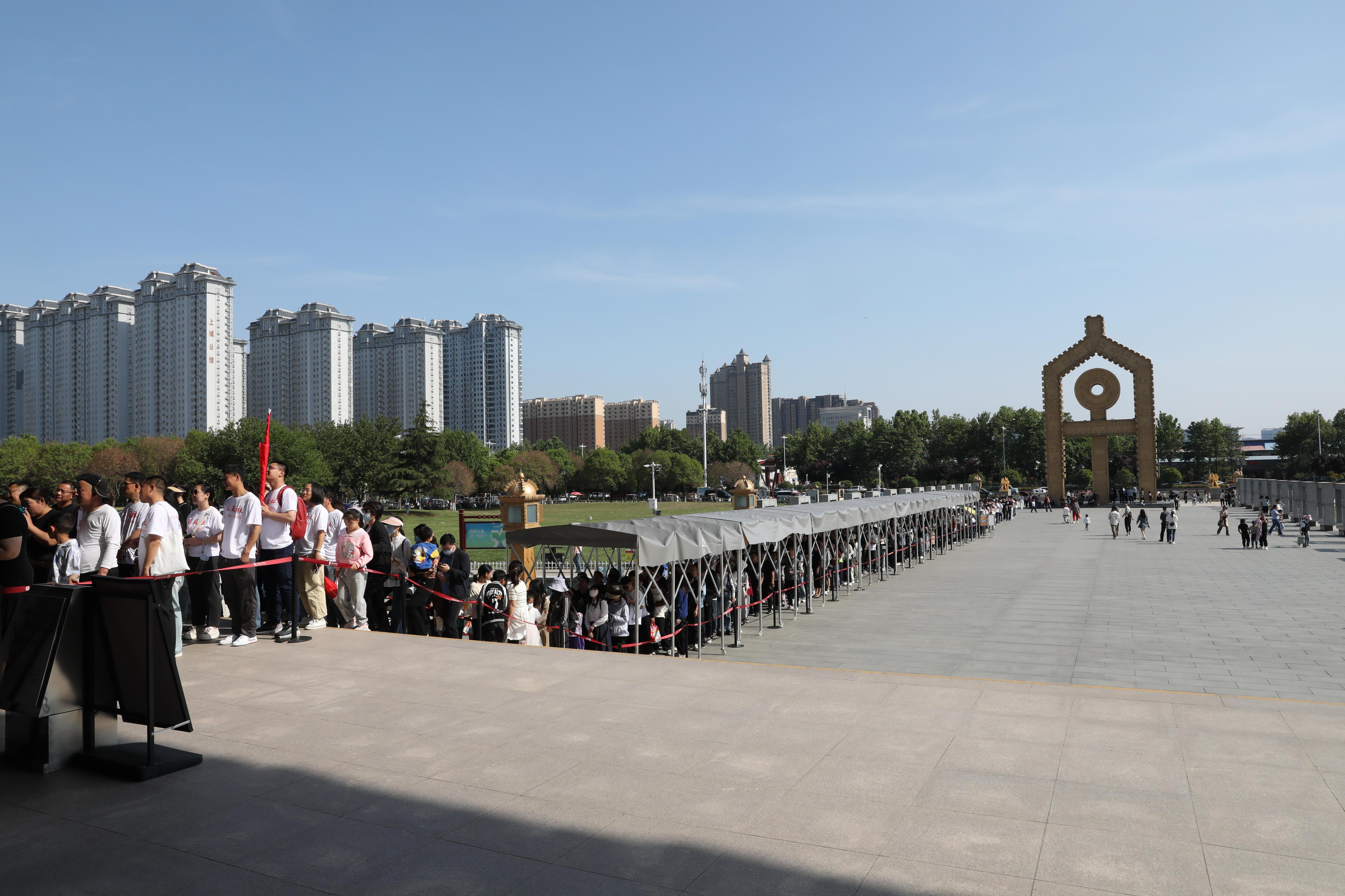 “五一”期間，中國文字博物館外游客有序排隊。中國文字博物館供圖