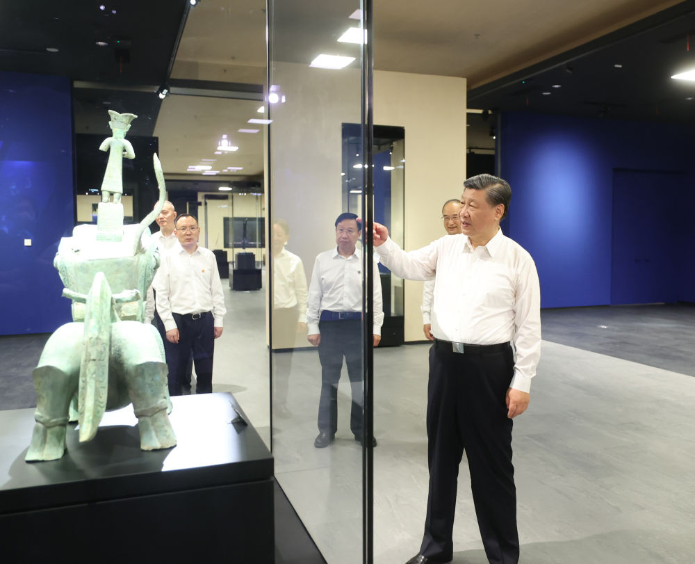 2023年7月26日，習(xí)近平總書記在四川省德陽市考察了三星堆博物館，了解當(dāng)?shù)貧v史文化遺址發(fā)掘研究、文物保護(hù)修復(fù)等情況。