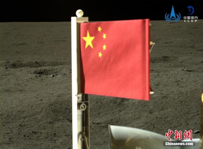 6月4日，中國國家航天局公布了嫦娥六號探測器在月球背面的五星紅旗展示影像。鮮艷的五星紅旗再次閃耀月球，這也是中國首次在月球背面獨(dú)立動態(tài)展示國旗。<a target='_blank' href='/'><p  align=