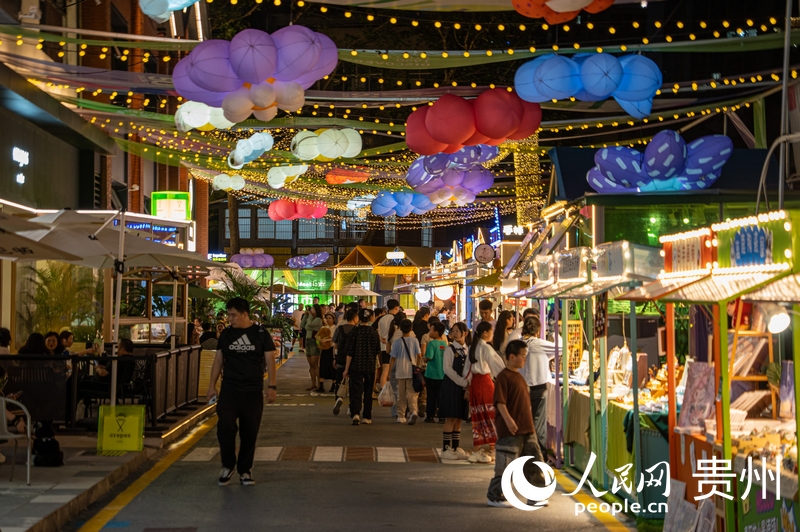6月21日，貴陽(yáng)新印廠霓虹閃爍，映照城市夜生活。人民網(wǎng) 陽(yáng)茜攝