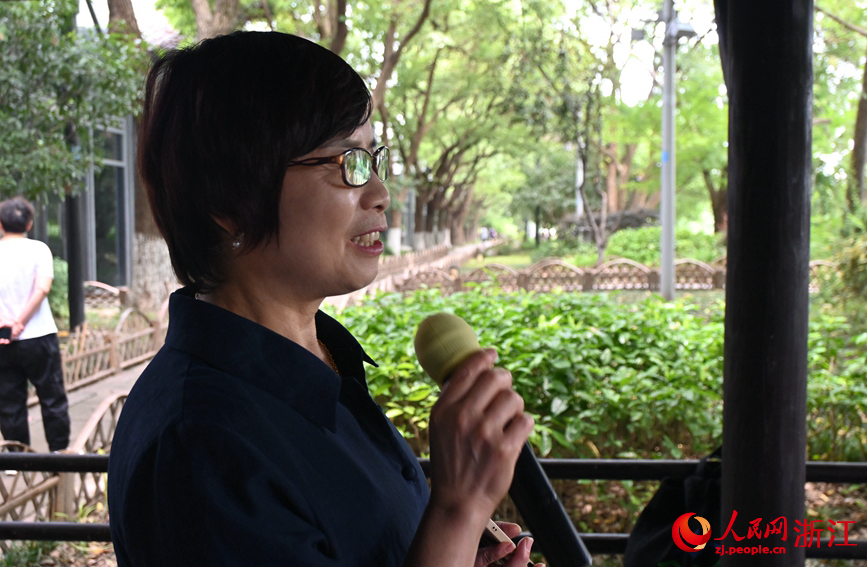 面向運河，任國萍放聲歌唱。人民網(wǎng)記者 張麗瑋