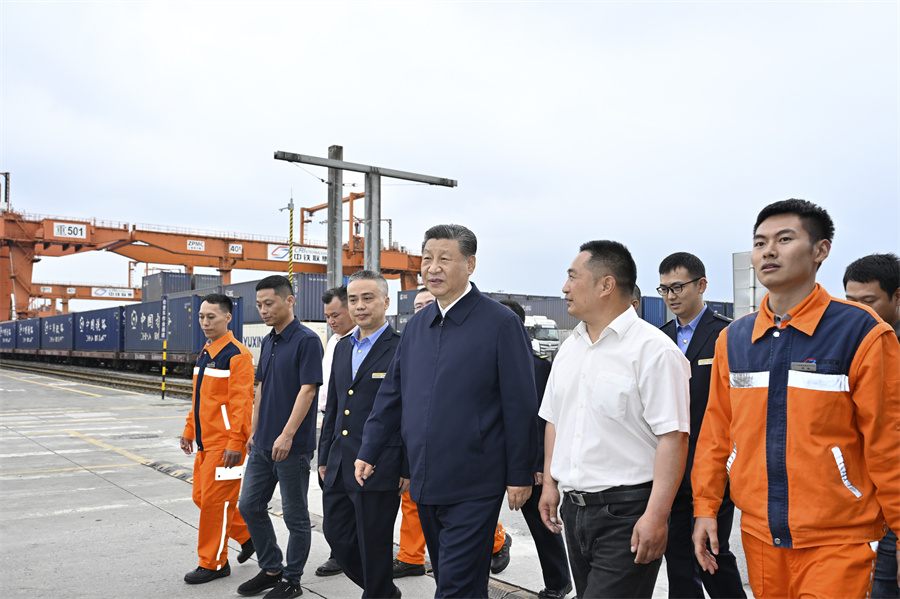 2024年4月22日至24日，中共中央總書記、國家主席、中央軍委主席習(xí)近平在重慶考察。這是22日下午，習(xí)近平在重慶國際物流樞紐園區(qū)重慶鐵路集裝箱中心站，同貨車司機(jī)、列車司機(jī)、裝卸工人、場站管理人員等親切交流。新華社記者 岳月偉 攝