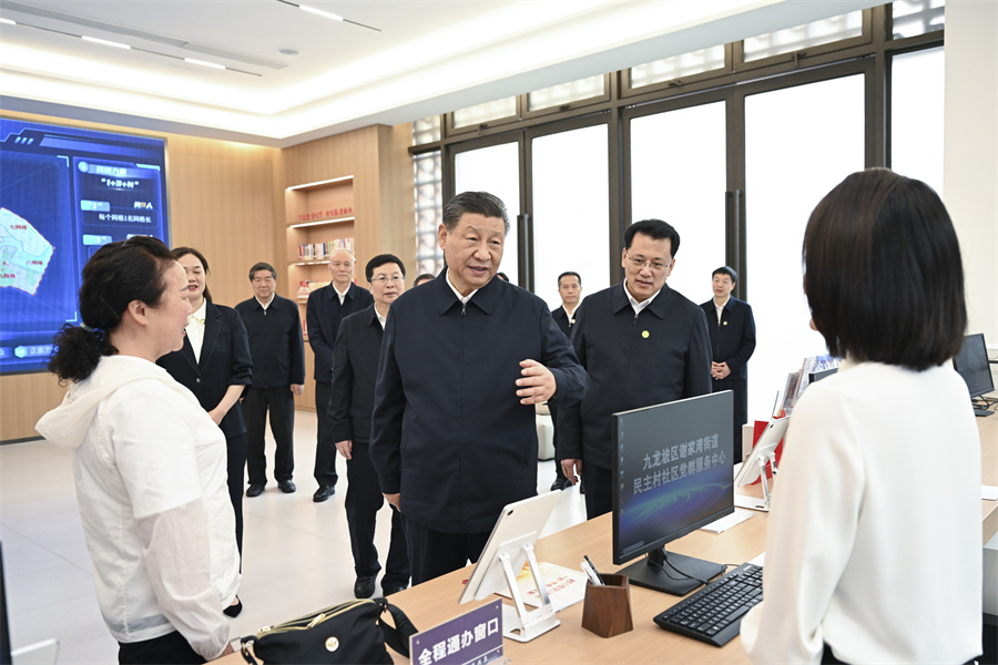 2024年4月22日至24日，中共中央總書記、國家主席、中央軍委主席習(xí)近平在重慶考察。這是22日下午，習(xí)近平在九龍坡區(qū)謝家灣街道民主村社區(qū)考察。新華社記者 謝環(huán)馳 攝