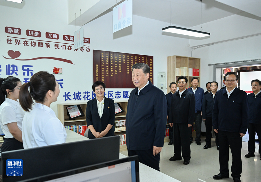 2024年6月19日下午，習(xí)近平在寧夏銀川市金鳳區(qū)長城花園社區(qū)黨群服務(wù)中心便民服務(wù)廳了解社區(qū)開展便民惠民服務(wù)等情況。新華社記者 謝環(huán)馳 攝
