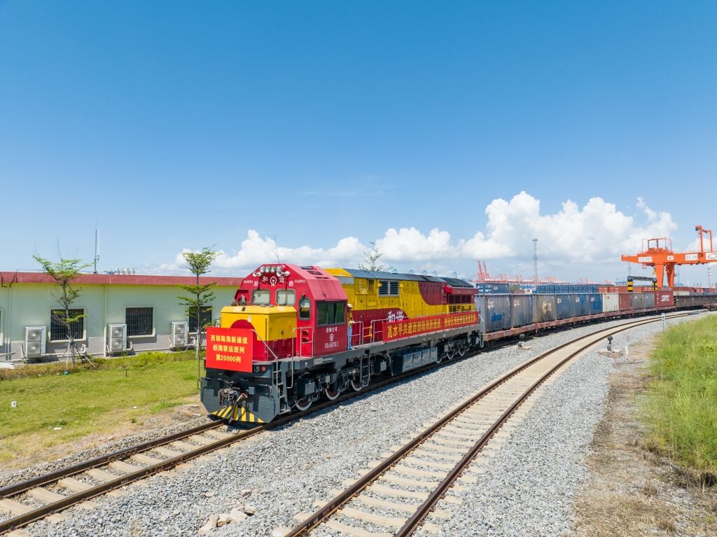 01 陸海新通道第20000列班車。陸海新通道運(yùn)營公司供圖