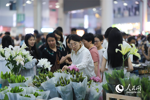 游客在昆明斗南花卉市場(chǎng)選購(gòu)鮮花。人民網(wǎng)記者 李發(fā)興攝