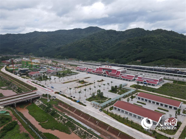 航拍云南磨憨口岸。 人民網(wǎng)記者 符皓攝