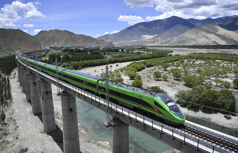 2022年6月22日，復(fù)興號(hào)列車(chē)行駛在西藏山南境內(nèi)。