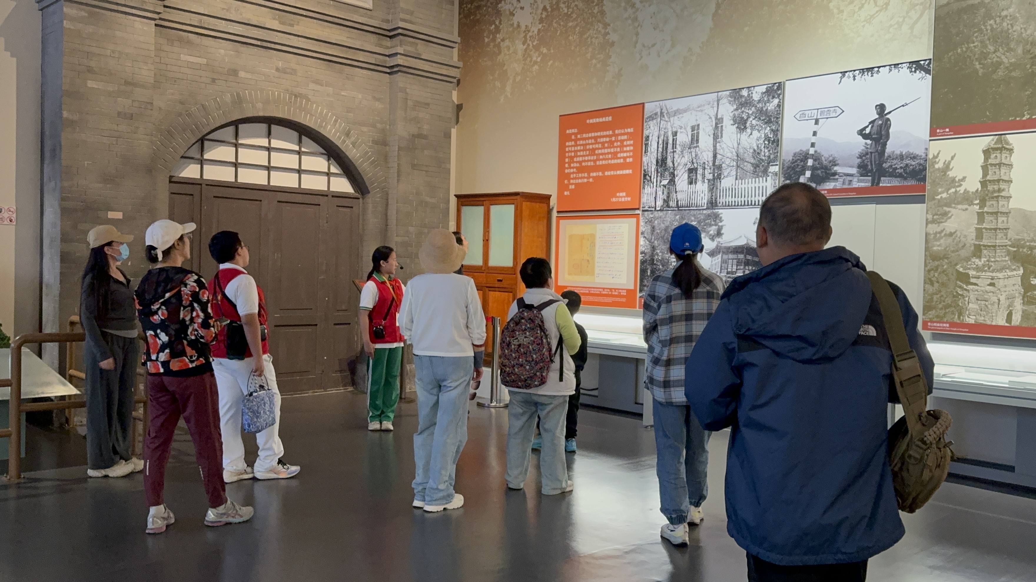 10月4日，北京香山革命紀(jì)念館內(nèi)，一名“紅領(lǐng)巾志愿者”正在為參觀者講解。人民網(wǎng)記者 劉微攝