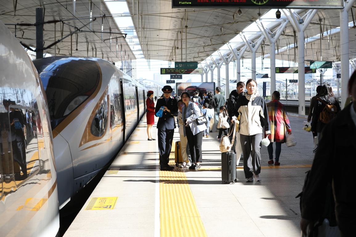 旅客在站臺準備乘車。受訪方供圖