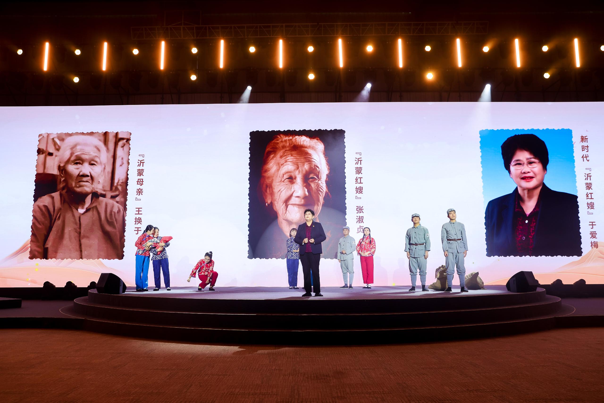 “何以中國·弦歌不輟”網(wǎng)絡(luò)主題活動現(xiàn)場，于愛梅講述“沂蒙紅嫂”的故事。人民視頻供圖。
