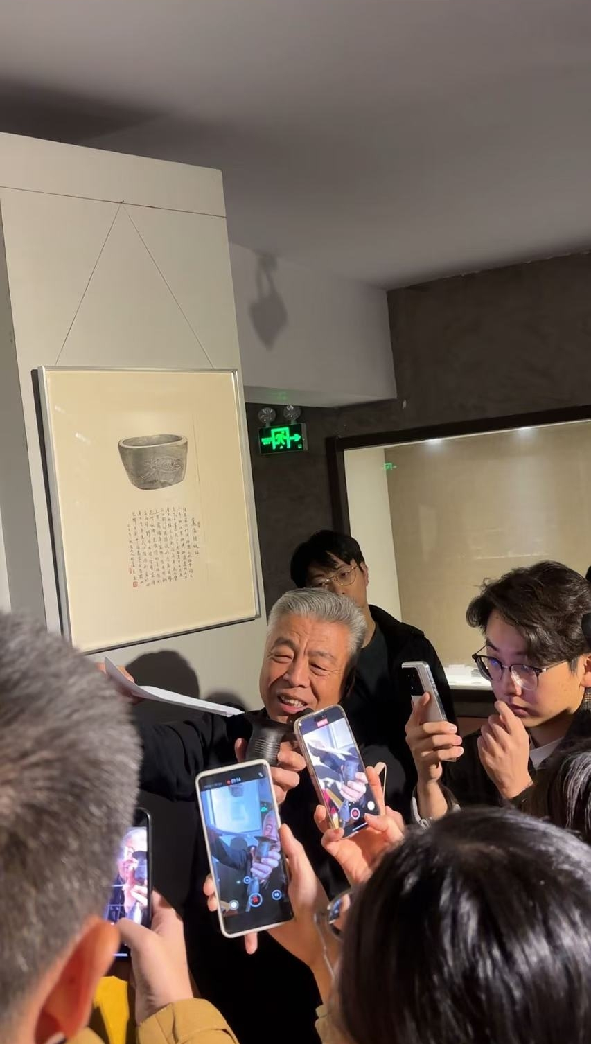黑陶邢文化博物館館長(zhǎng)邢葆東展示兩張相疊的A4紙，向記者解釋此為杯口的厚度。