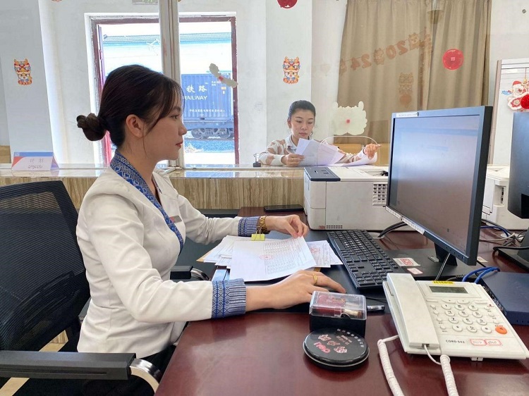春節(jié)期間，中老鐵路員工堅(jiān)守崗位，保障鐵路運(yùn)行安全、暢通。李加勇攝