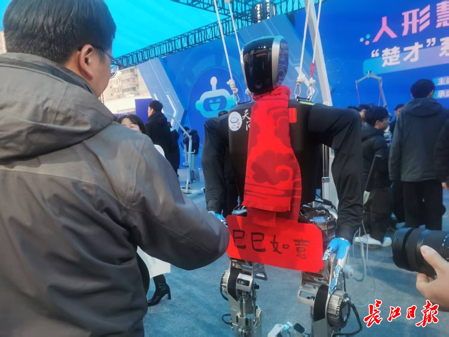 “天問”人形機(jī)器人和參觀市民握手，互致新年快樂。 長(zhǎng)江日?qǐng)?bào)記者陳永權(quán) 攝