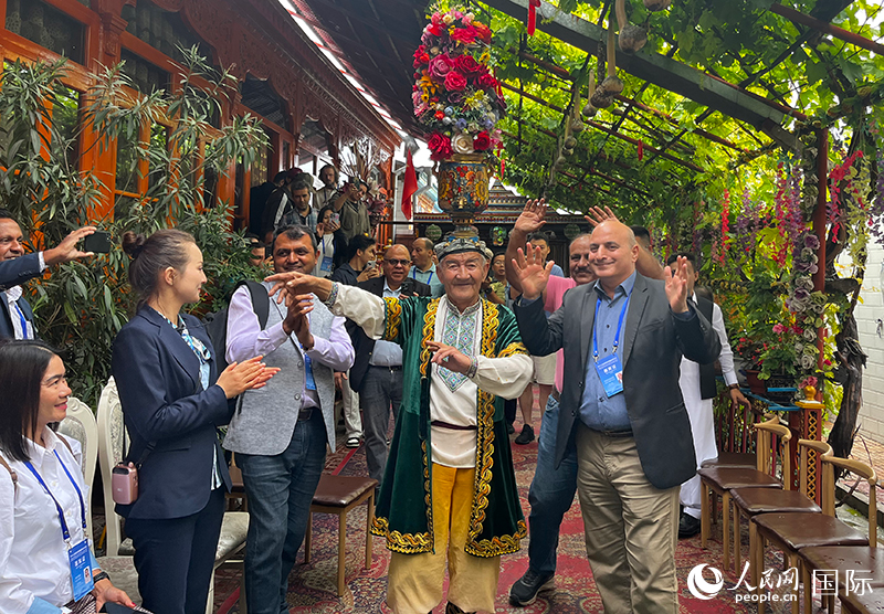 5月24日，外國(guó)媒體人在伊寧市喀贊其民俗旅游區(qū)參觀體驗(yàn)。 人民網(wǎng)記者 翟轉(zhuǎn)麗攝