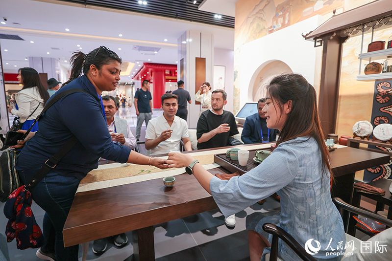 5月25日，外國(guó)媒體人在霍爾果斯國(guó)際邊境合作中心中國(guó)文化館參觀。人民網(wǎng)記者 張武軍攝