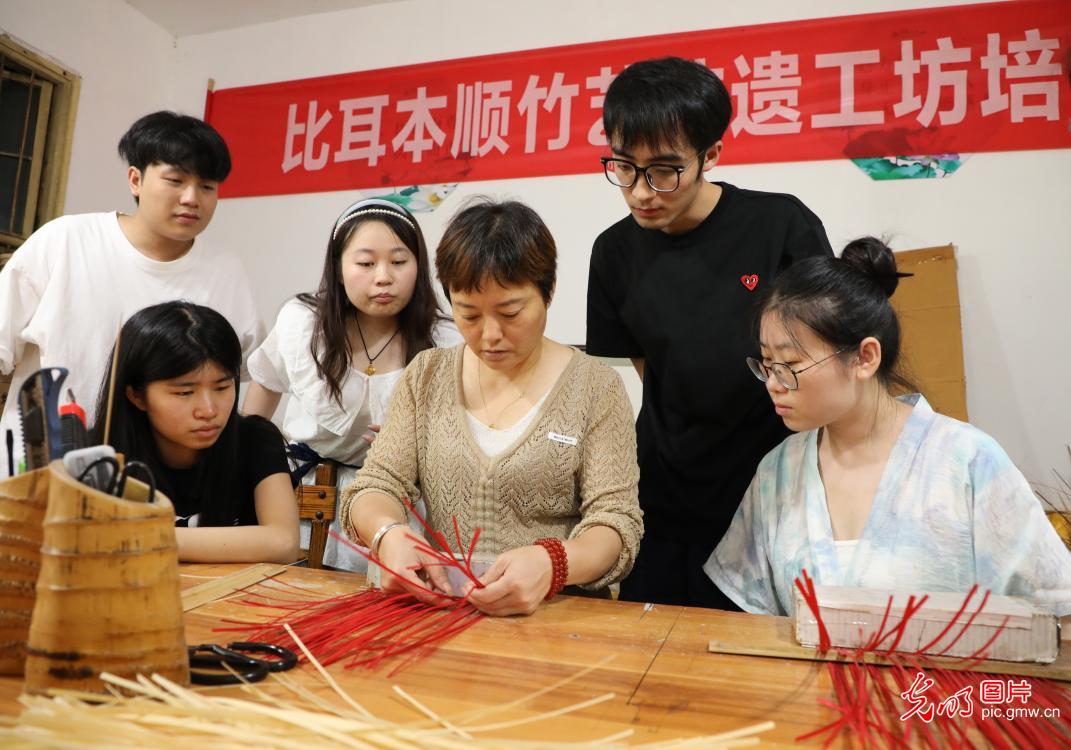 直播助農(nóng)、健康義診、扮靚街巷……青年學(xué)子暑期返鄉(xiāng)服務(wù)桑梓