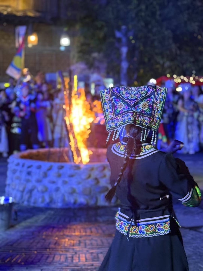 2025年7月，貴州烏江寨“萬(wàn)人打跳夜”現(xiàn)場(chǎng)。受訪(fǎng)者供圖