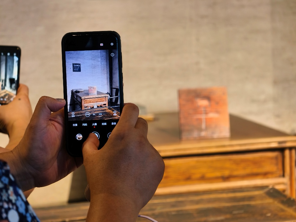 2025年7月15日，暑期研學(xué)團(tuán)小朋友在浙江省紹興市三味書(shū)屋拍攝魯迅讀書(shū)座位及課桌上的“早”字。受訪(fǎng)者供圖