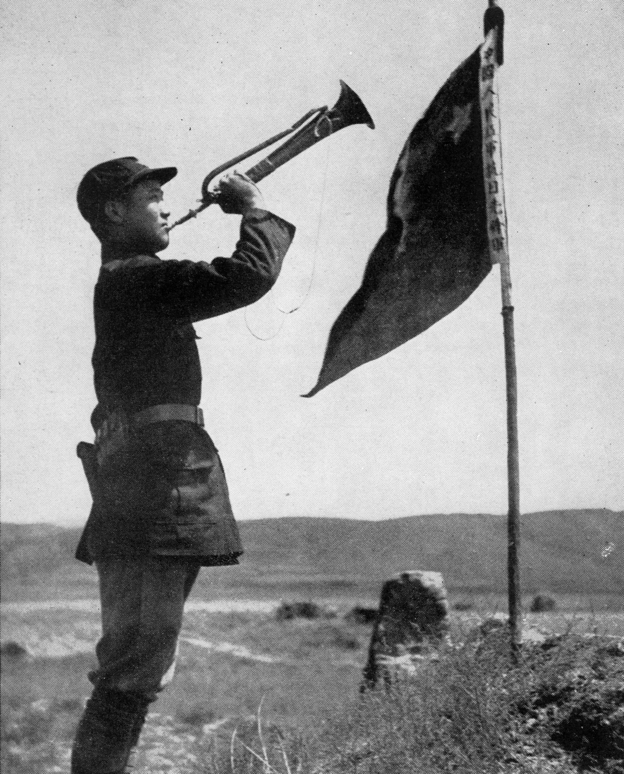 斯諾在預(yù)旺堡拍攝的紅軍司號(hào)員，他身邊的旗子上寫著“中國人民紅軍抗日先鋒隊(duì)”。