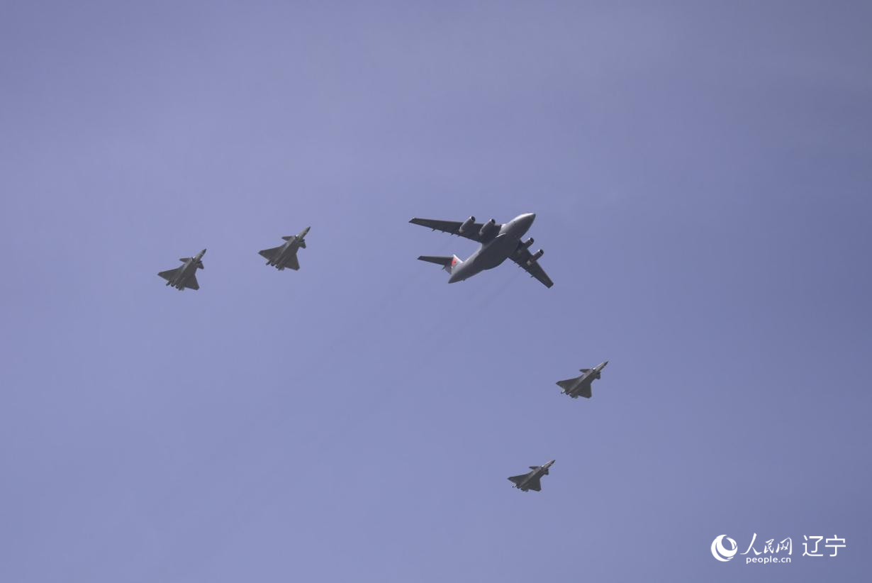 執(zhí)行第十二批在韓中國人民志愿軍烈士遺骸轉(zhuǎn)運(yùn)任務(wù)的運(yùn)-20進(jìn)入中國領(lǐng)空后，首次采用“五機(jī)編隊”的方式，由4架殲-20伴飛護(hù)航，與往年相比護(hù)航規(guī)格更高。人民網(wǎng)記者 邱宇哲攝