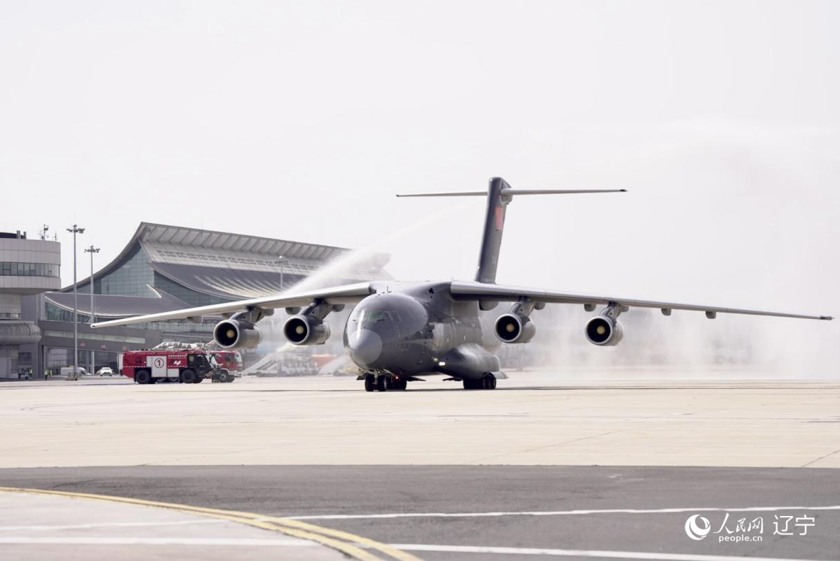 沈陽桃仙國際機(jī)場以“過水門”最高禮遇迎接英烈回家。人民網(wǎng)記者 邱宇哲攝