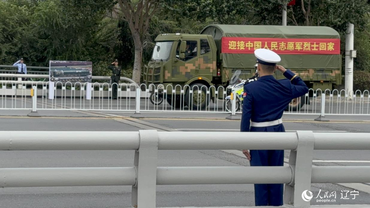 沈陽市渾河橋東側(cè)，擺放著東風(fēng)—5C導(dǎo)彈的受閱照片。人民網(wǎng)記者 湯龍攝