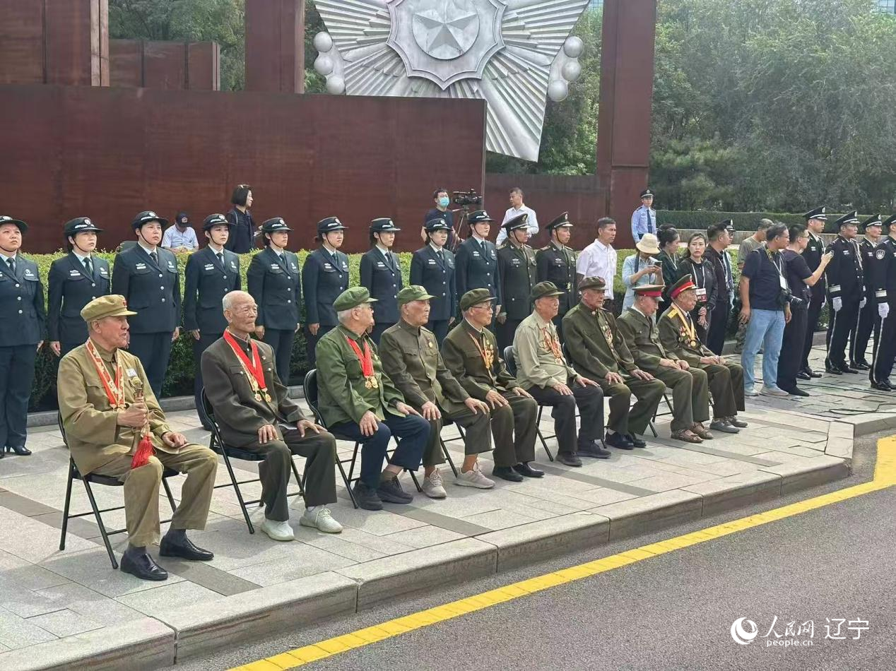 沈陽抗美援朝烈士陵園門前，志愿軍老戰(zhàn)士等候戰(zhàn)友的歸隊。人民網(wǎng)記者 周頌雪攝