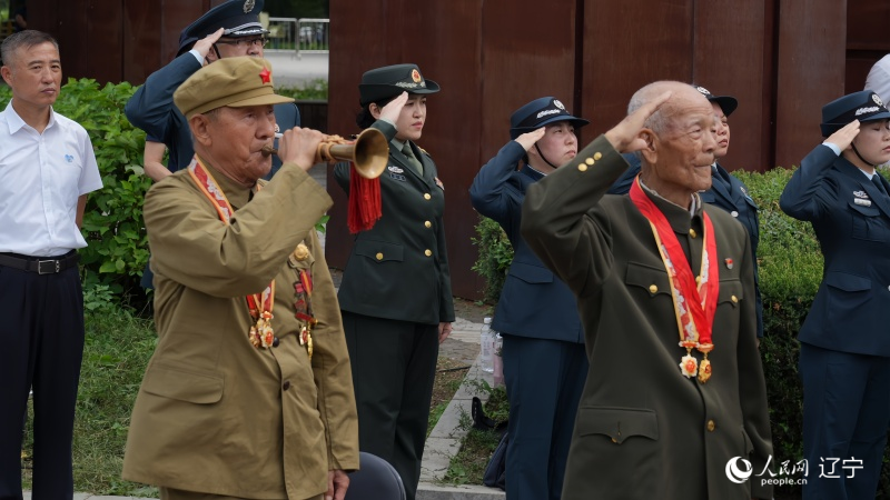 志愿軍老戰(zhàn)士南啟祥再次為戰(zhàn)友吹響了沖鋒號。人民網(wǎng)記者 周頌雪攝
