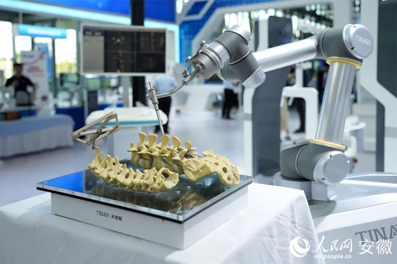 2024世界制造業(yè)大會(huì)上展出的骨科手術(shù)機(jī)器人。人民網(wǎng)記者 王銳攝