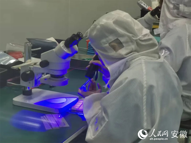 金張科技帶動(dòng)下，超100家功能膜新材料企業(yè)在太湖縣集聚。人民網(wǎng)記者 胡雨松攝